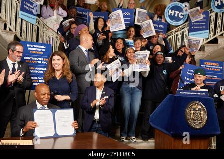 New York, New York, États-Unis. 4 novembre 2024. Le maire de New York Eric Adams (assis) signe le Safe Hotels Act en tant que Rich Maroko, président du Conseil des métiers de l'hôtellerie et du jeu (à gauche), et Julie Menin, membre du conseil municipal de New York, sponsor d'Intro. 0991 (à droite), regardez. (Crédit image : © Mark J. Sullivan/ZUMA Press Wire) USAGE ÉDITORIAL SEULEMENT! Non destiné à UN USAGE commercial ! Crédit : ZUMA Press, Inc/Alamy Live News Banque D'Images