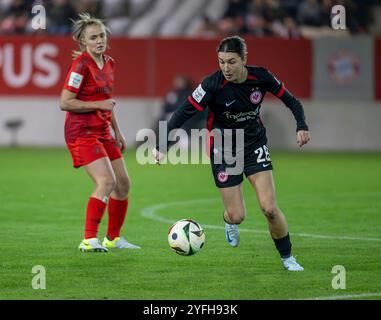 Muenchen, Deutschland. 04th Nov, 2024. Barbara Dunst (Eintracht Frankfurt Frauen, #28). FC Bayern Muenchen Frauen gegen Eintracht Frankfurt, Fussball, Google Pixel Frauen-Bundesliga, 8. Spieltag, saison 2024/2025, 04.11.2024. (LA RÉGLEMENTATION DFB DU DFL INTERDIT TOUTE UTILISATION DE PHOTOGRAPHIES COMME SÉQUENCES D'IMAGES ET/OU QUASI-VIDÉO). Foto : Eibner Pressefoto/Heike Feiner crédit : dpa/Alamy Live News Banque D'Images