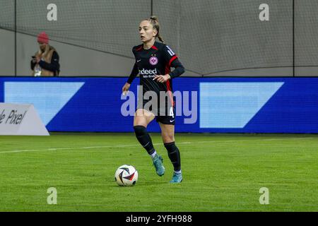 Muenchen, Deutschland. 04th Nov, 2024. Sophia Kleherne (Eintracht Frankfurt Frauen, #4). FC Bayern Muenchen Frauen gegen Eintracht Frankfurt, Fussball, Google Pixel Frauen-Bundesliga, 8. Spieltag, saison 2024/2025, 04.11.2024. (LA RÉGLEMENTATION DFB DU DFL INTERDIT TOUTE UTILISATION DE PHOTOGRAPHIES COMME SÉQUENCES D'IMAGES ET/OU QUASI-VIDÉO). Foto : Eibner Pressefoto/Heike Feiner crédit : dpa/Alamy Live News Banque D'Images