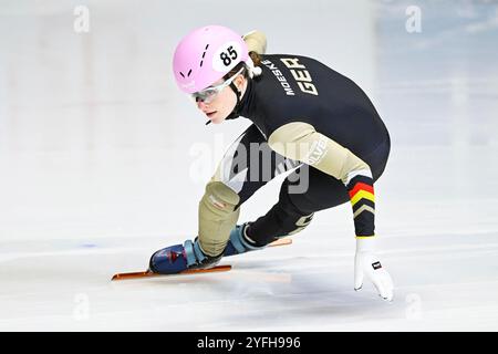 Montréal, Kanada. 01 novembre 2024. MONTRÉAL, QC, Canada - 01 NOVEMBRE : Betty Moeske (GER) court pendant les manches féminines du 1000m au ISU Short Track World Tour 2 le 1er novembre 2024, à l'aréna Maurice-Richard de Montréal, QC, Canada (photo de David Kirouac) crédit : dpa/Alamy Live News Banque D'Images