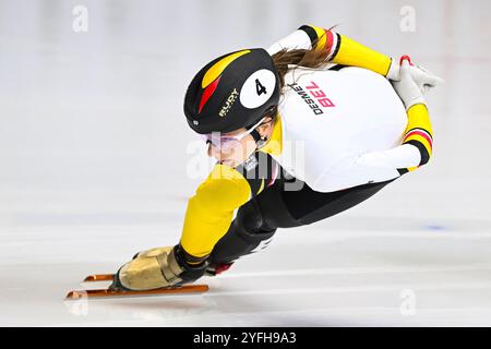 Montréal, Kanada. 01 novembre 2024. MONTRÉAL, QC, Canada - 1er NOVEMBRE : Hanne Desmet (bel) court pendant les manches féminines du 1000m au ISU Short Track World Tour 2 le 1er novembre 2024, à l'aréna Maurice-Richard de Montréal, QC, Canada (photo de David Kirouac) crédit : dpa/Alamy Live News Banque D'Images