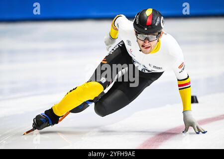 Montréal, Kanada. 01 novembre 2024. MONTRÉAL, QC, Canada - 01 NOVEMBRE : Warre Noiron (bel) court pendant les manches masculines du 1000m au ISU Short Track World Tour 2 le 1er novembre 2024, à l'aréna Maurice-Richard de Montréal, QC, Canada (photo de David Kirouac) crédit : dpa/Alamy Live News Banque D'Images