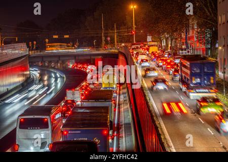 Abendlicher Verkehr, teils mit Stau, zäh fließendem Verkehr auf der Autobahn A40, Stau Richtung Osten, nach schwerem Verkehrsunfall, mit Vollsperrung der Richtungsfahrbahnen, Verkehrsteilnehmer versuchen über innerstädtische Straßen auszuweichen, Ausfahrt Essen-Huttrop, NRW, Deutschland Verkehr A40 Essen *** circulation nocturne, circulation lente en, circulation en partie avec circulation en direction de la route vers l'A40, circulation en direction de la ville, circulation routière, essen direction de l'A40, Essen direction de l'Allemagne, circulation de l'embouteillée, en direction de l'A40, en direction de l'est Banque D'Images