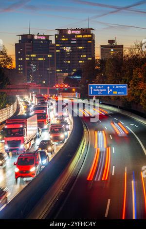 Abendlicher Verkehr, teils mit Stau, zäh fließendem Verkehr auf der Autobahn A40, Skyline von Essen, Evonik Konzern Zentrale, Essen, NRW, Deutschland Verkehr A40 Essen *** trafic nocturne, en partie avec embouteillages, trafic lent sur l'autoroute A40, horizon d'Essen, siège du Groupe Evonik, Essen, NRW, Allemagne trafic A40 Essen Banque D'Images