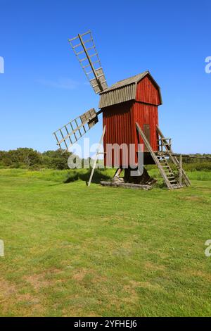 Moulin à vent traditionnel peint en rouge situé dans la province suédoise d'Oland. Banque D'Images