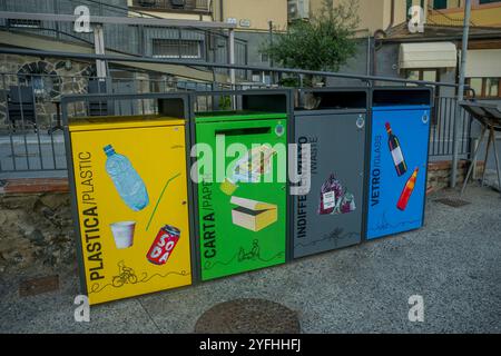 Bacs de recyclage dans le village de Monterosso al Mare, Cinque Terre, province de la Spezia, partie de la région Ligurie, Italie du Nord. Banque D'Images