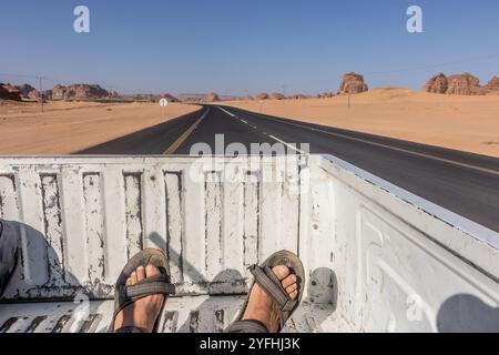 Voyager sur une camionnette sur la route 70 près d'Al Ula, Arabie Saoudite Banque D'Images