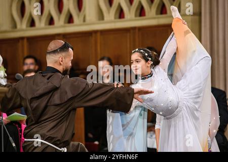 Le pape François assiste à la représentation d’une danse théâtrale sur la vie de la personnalité François d’assise. Visite papale au Luxembourg en 2024. Banque D'Images