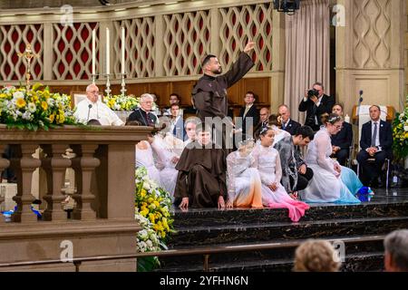 Le pape François assiste à la représentation d’une danse théâtrale sur la vie de la personnalité François d’assise. Visite papale au Luxembourg en 2024. Banque D'Images