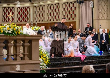 Le pape François assiste à la représentation d’une danse théâtrale sur la vie de la personnalité François d’assise. Visite papale au Luxembourg en 2024. Banque D'Images