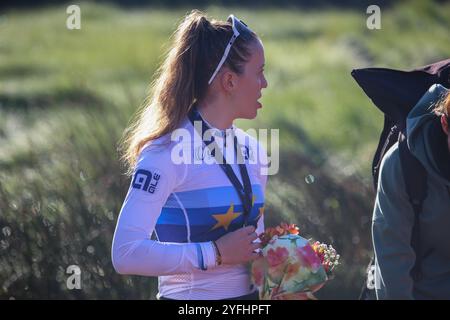 Pontevedra, Espagne, 03 novembre 2024 : championne d'Europe junior féminine, Anja Grossmann lors de la course junior masculine des Championnats d'Europe de Cyclocross 2024, le 03 novembre 2024, à Pontevedra, Espagne. Crédit : Alberto Brevers / Alamy Live News. Banque D'Images