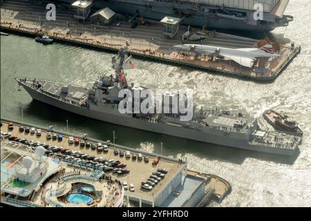 New York, États-Unis. 04th Nov, 2024. Le destroyer à missiles guidés USS John Basilone de la classe Arleigh Burke de l'US Navy tire à quai vers l'embarcadère 88 pour être mis en service comme le plus récent navire de la marine, le 4 novembre 2024 à New York. Crédit : EJ Hersom/DOD photo/Alamy Live News Banque D'Images