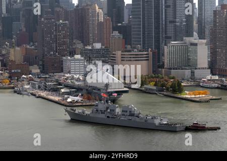 New York, États-Unis. 04th Nov, 2024. Le destroyer à missiles guidés USS John Basilone de la classe Arleigh Burke de l'US Navy tire à quai vers l'embarcadère 88 pour être mis en service comme le plus récent navire de la marine, le 4 novembre 2024 à New York. Crédit : EJ Hersom/DOD photo/Alamy Live News Banque D'Images