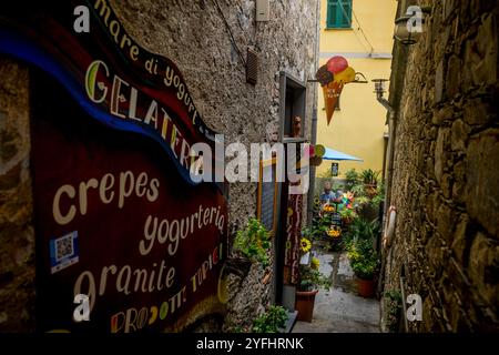 Scène de ruelle dans le village de Corniglia, Cinque Terre, province de la Spezia, partie de la région de Ligurie, Italie du Nord. Banque D'Images