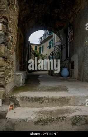 Scène de ruelle dans le village de Corniglia, Cinque Terre, province de la Spezia, partie de la région de Ligurie, Italie du Nord. Banque D'Images