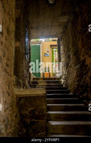 Scène de ruelle dans le village de Corniglia, Cinque Terre, province de la Spezia, partie de la région de Ligurie, Italie du Nord. Banque D'Images