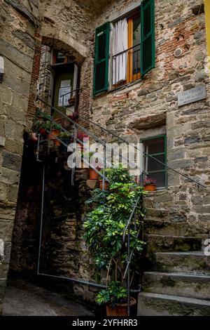 Scène de ruelle dans le village de Corniglia, Cinque Terre, province de la Spezia, partie de la région de Ligurie, Italie du Nord. Banque D'Images