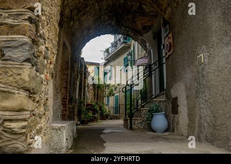 Scène de ruelle dans le village de Corniglia, Cinque Terre, province de la Spezia, partie de la région de Ligurie, Italie du Nord. Banque D'Images