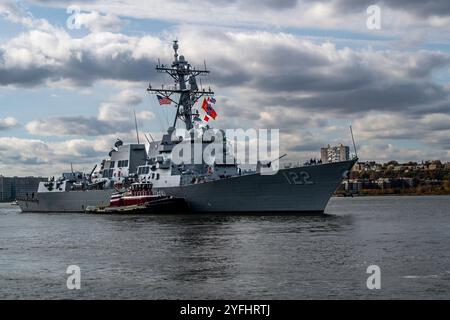 New York, États-Unis. 04th Nov, 2024. Le destroyer à missiles guidés USS John Basilone de la classe Arleigh Burke de l'US Navy pénètre dans l'embarcadère 88 pour être mis en service en tant que nouveau navire de la marine, le 4 novembre 2024 à New York. Crédit : LTJG Julian Jacobs/U.S. Navy photo/Alamy Live News Banque D'Images