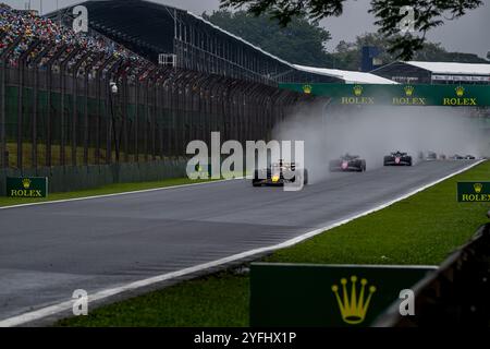 Sao Paulo, Brésil, 03 novembre 2024, Max Verstappen, des pays-Bas, concourt pour Red Bull Racing. Le jour de la course du Grand Prix de Sao Paulo 2024, qui se déroule à Sao Paulo, au Brésil. Crédit : Michael Potts/Alamy Live News Banque D'Images