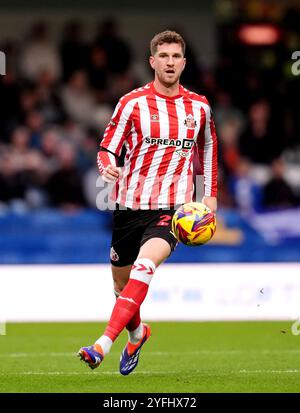 Chris Mepham de Sunderland lors du Sky Bet Championship match au MATRADE Loftus Road Stadium, Londres. Date de la photo : samedi 2 novembre 2024. Banque D'Images