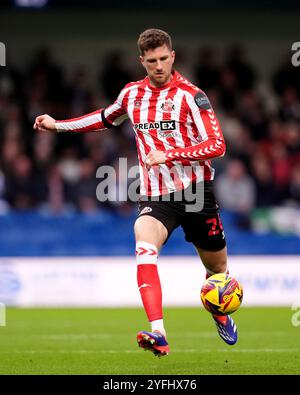 Chris Mepham de Sunderland lors du Sky Bet Championship match au MATRADE Loftus Road Stadium, Londres. Date de la photo : samedi 2 novembre 2024. Banque D'Images