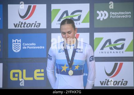 Pontevedra, Espagne, 03 novembre 2024 : cycliste française, Célia Gery (8 ans) avec le maillot de championne d'Europe et la médaille d'or lors de la course féminine U23 des Championnats d'Europe de Cyclocross 2024, le 03 novembre 2024, à Pontevedra, Espagne. Crédit : Alberto Brevers / Alamy Live News. Banque D'Images