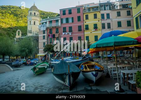 Pendant le temps de tempête, les bateaux de pêche sont stockés sur le trottoir du port de pêche dans le village de Vernazza, Cinque Terre, province de L. Banque D'Images