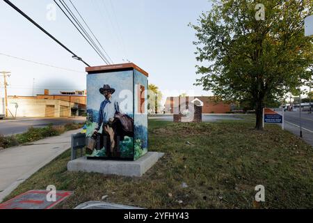 KNOXVILLE, TENNESSEE, ÉTATS-UNIS-SEPT. 22, 2024 : panneau de monument identifiant Old North Knoxville Historic District, boîte utilitaire enveloppée dans le cadre Banque D'Images