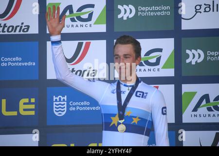 Pontevedra, Espagne, 03 novembre 2024 : le cycliste belge Jente Michels (1) avec le maillot de Champion d'Europe et la médaille d'or lors de la course masculine U23 des Championnats d'Europe de Cyclocross 2024, le 03 novembre 2024, à Pontevedra, Espagne. Crédit : Alberto Brevers / Alamy Live News. Banque D'Images