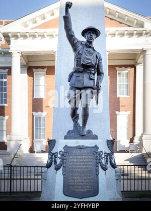 KNOXVILLE, TENNESSEE, ÉTATS-UNIS-SEPT. 22, 2024 : statue de 'doughboy' en face du lycée historique (maintenant appartements) dans le vieux nord de Knoxville. Banque D'Images