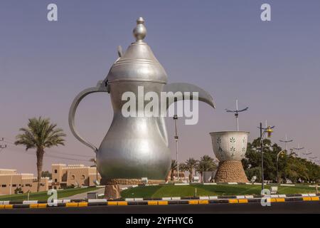 Jubbah, ARABIE SAOUDITE - 3 NOVEMBRE 2021 : monument à café (dallah) sur un rond-point à Jubbah, Arabie Saoudite Banque D'Images