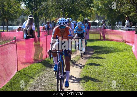 Pontevedra, Espagne, 03 novembre 2024 : cycliste néerlandaise Ceylin del Carmen Alvarado (3) lors de la course d'élite féminine des Championnats d'Europe de Cyclocross 2024, le 03 novembre 2024, à Pontevedra, Espagne. Crédit : Alberto Brevers / Alamy Live News. Banque D'Images