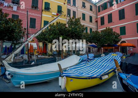 Pendant le temps de tempête, les bateaux de pêche sont stockés sur le trottoir du port de pêche dans le village de Vernazza, Cinque Terre, province de L. Banque D'Images
