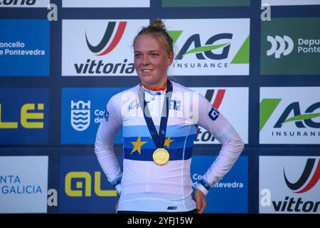 Pontevedra, Espagne, 03 novembre 2024 : cycliste néerlandaise FEM Van Empel (1) avec le maillot de championne d'Europe et la médaille d'or lors de la course élite féminine des Championnats d'Europe de Cyclocross 2024, le 03 novembre 2024, à Pontevedra, Espagne. Crédit : Alberto Brevers / Alamy Live News. Banque D'Images