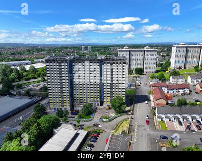 Vue aérienne par drone des appartements de High Rise en préparation pour la démolition à Coatbridge Banque D'Images