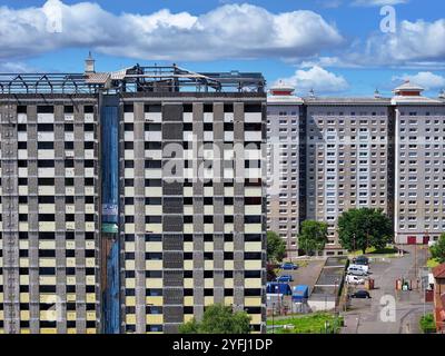 Vue aérienne par drone des appartements de High Rise en préparation pour la démolition à Coatbridge Banque D'Images