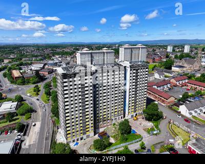 Vue aérienne par drone des appartements de High Rise en préparation pour la démolition à Coatbridge Banque D'Images