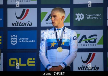 Pontevedra, Espagne, 03 novembre 2024 : le cycliste belge Thibau Nys (6) avec le maillot de Champion d'Europe et la médaille d'or lors de la course élite masculine des Championnats d'Europe de Cyclocross 2024, le 03 novembre 2024, à Pontevedra, Espagne. Crédit : Alberto Brevers / Alamy Live News. Banque D'Images