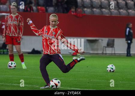 München, Deutschland 04. Novembre 2024 : 1. BL - Frauen - 2024/2025 - FC Bayern München v. Eintracht Frankfurt Im Bild : Pernille Harder (FCB) /// la réglementation DFB interdit toute utilisation de photographies comme séquences d'images et/ou quasi-vidéo /// Banque D'Images