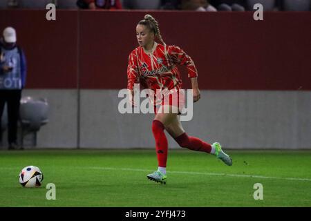 München, Deutschland 04. Novembre 2024 : 1. BL - Frauen - 2024/2025 - FC Bayern München v. Eintracht Frankfurt Im Bild : Giulia Gwinn (FCB) /// la réglementation DFB interdit toute utilisation de photographies comme séquences d'images et/ou quasi-vidéo /// Banque D'Images