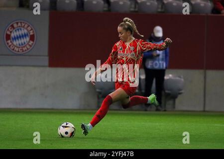 München, Deutschland 04. Novembre 2024 : 1. BL - Frauen - 2024/2025 - FC Bayern München v. Eintracht Frankfurt Im Bild : Giulia Gwinn (FCB) /// la réglementation DFB interdit toute utilisation de photographies comme séquences d'images et/ou quasi-vidéo /// Banque D'Images