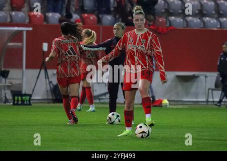 München, Deutschland 04. Novembre 2024 : 1. BL - Frauen - 2024/2025 - FC Bayern München v. Eintracht Frankfurt Im Bild : ALARA Sehitler (FCB) /// la réglementation DFB interdit toute utilisation de photographies comme séquences d'images et/ou quasi-vidéo /// Banque D'Images