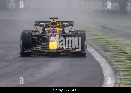 Sao Paulo, Brésil, 03 novembre 2024, Max Verstappen, des pays-Bas, concourt pour Red Bull Racing. Le jour de la course du Grand Prix de Sao Paulo 2024, qui se déroule à Sao Paulo, au Brésil. Crédit : Michael Potts/Alamy Live News Banque D'Images