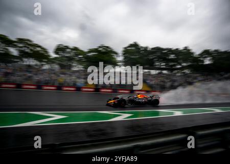 Sao Paulo, Brésil, 03 novembre 2024, Max Verstappen, des pays-Bas, concourt pour Red Bull Racing. Le jour de la course du Grand Prix de Sao Paulo 2024, qui se déroule à Sao Paulo, au Brésil. Crédit : Michael Potts/Alamy Live News Banque D'Images