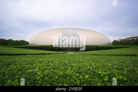 Pékin, Chine - 20 octobre 2024 : Centre national des arts de la scène, également décrit comme l'œuf géant. Une destination de voyage populaire et un point de repère. Banque D'Images