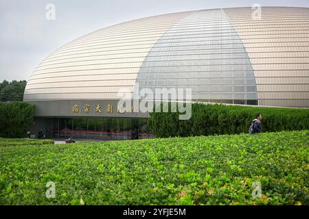 Pékin, Chine - 20 octobre 2024 : Centre national des arts de la scène, également décrit comme l'œuf géant. Une destination de voyage populaire et un point de repère. Banque D'Images