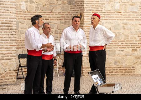 Chanteurs traditionnels de klapa interprétant l'acapella à l'intérieur du vestibule du 4ème siècle Palais de Dioclétien, Split, Croatie Banque D'Images