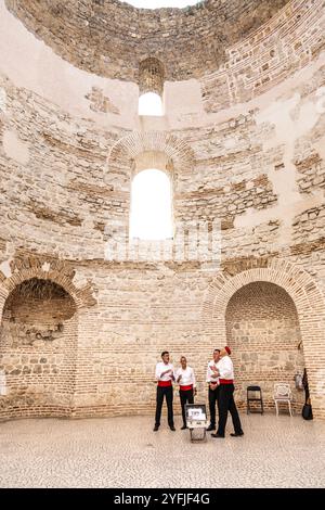 Chanteurs traditionnels de klapa interprétant l'acapella à l'intérieur du vestibule du 4ème siècle Palais de Dioclétien, Split, Croatie Banque D'Images