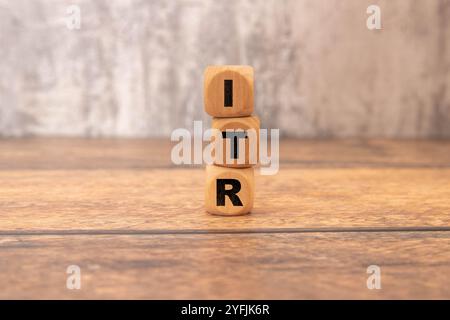 Blocs en bois avec l'inscription ITR (déclaration d'impôt sur le revenu) sur le bureau. Banque D'Images